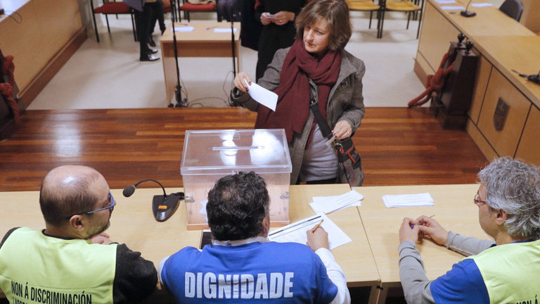 Representantes de los trabajadores de Justicia, durante una votación reciente en Santiago. LAVANDEIRA JR. (EFE)