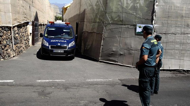 Efectivos de la Guardia Civil en Guaza, municipio de Arona, en el sur de Tenerife. EFE