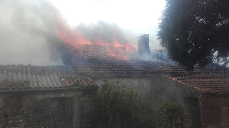 Incendio de una vivienda en Cerdedo. DP