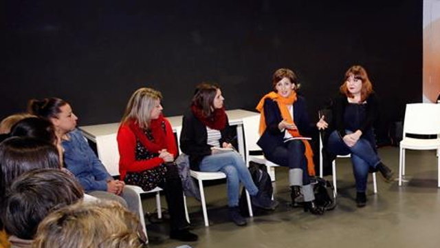 Irene Montero, durante un encuentro con mujeres conserveras en Pontevedra. SALVADOR SAS