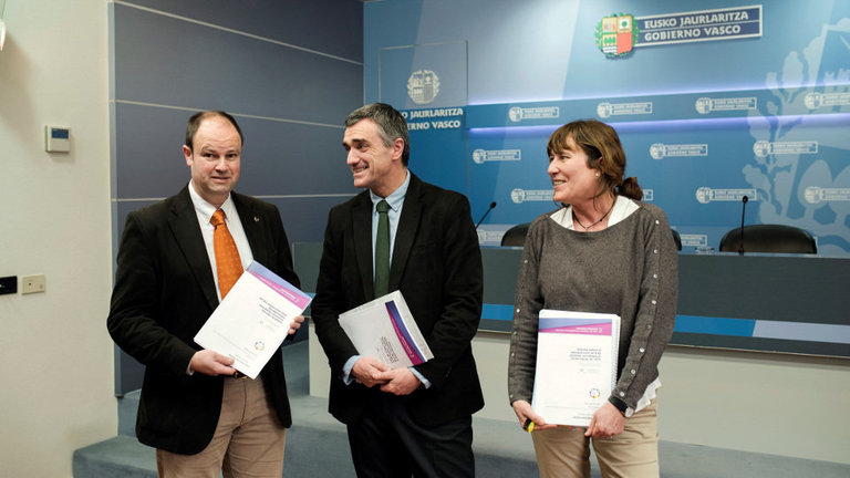 Jon Landa, Jonan Fernández y Bertha Gaztelumendi presentando el informe. EFE