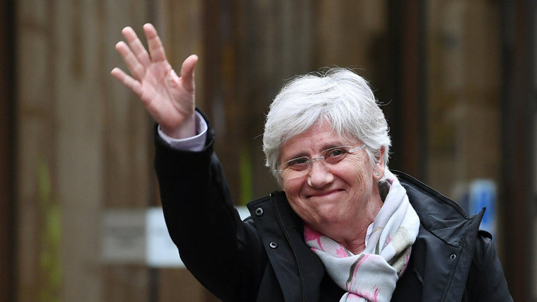 La exconsellera del Govern Clara Ponsatí saluda tras declarar ante un tribunal de Edimburgo. ANDY RAIN (EFE)