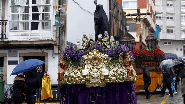 La imagen del Cristo de Medinacelli, tapada tras suspenderse la procesión de las Angustias en Ferrol. KIKO DELGADO (EFE)
