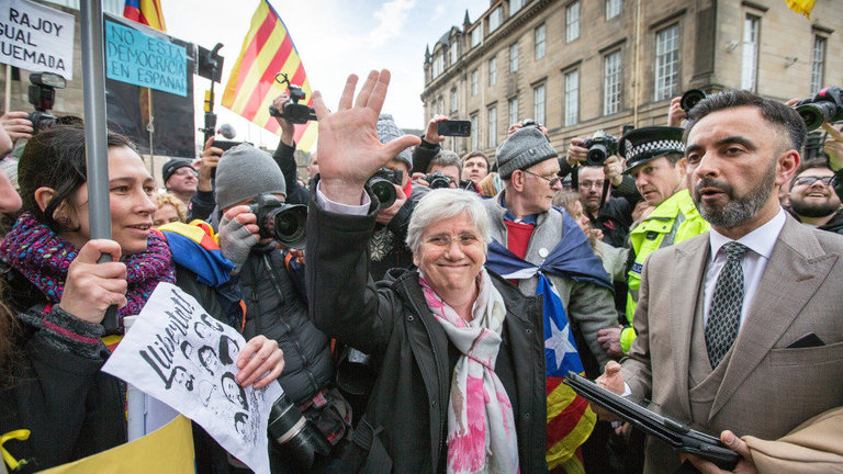 La exconsellera del Govern Clara Ponsatí es aclamada en Edimburgo por decenas de personas tras declarar ante el tribunal. ROBERT PERRY (EFE)