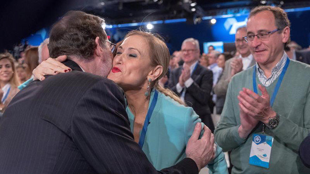 El beso entre Rajoy y Cifuentes. EFE