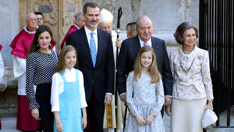 La famila real durante la misa de Pascua en la Catedral de Mallorca. LLITERES (EFE)