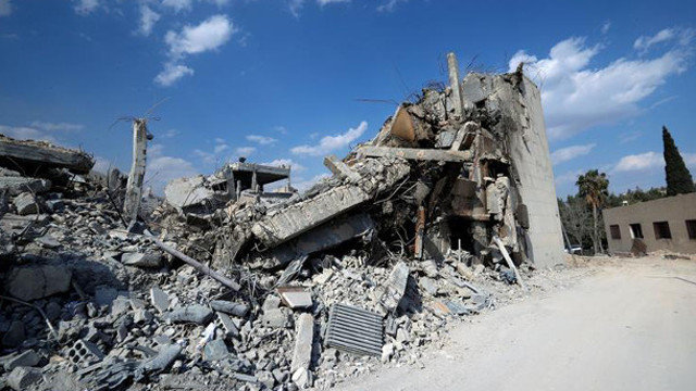 Un almacén destruido por misiles de EE UU en Damasco. YOUSSEF BADAWI