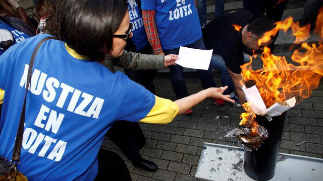 Trabajadores de Justicia, quemándo sus nóminas en A Coruña. CABALAR (EFE)
