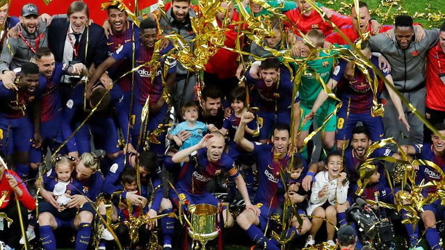 Los jugadores del FC Barcelona celebran junto a al trofeo su trigésima Copa del Rey. EFE