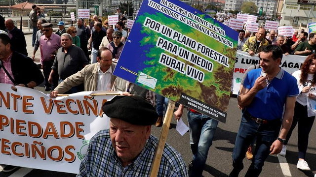 Manifestación en defensa del monte vecinal mancomunado en Compostela. XOÁN REY