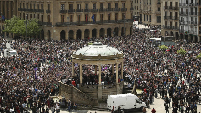 Varios miles de personas se han reunido de nuevo ante el Palacio de Justicia de Navarra. VILLAR LÓPEZ