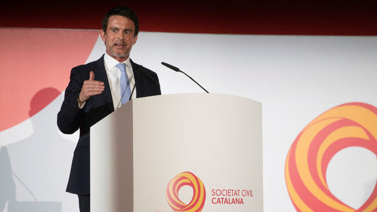 Manuel Valls interviene tras recoger su premio en un acto de Societat Civil Catalana. MARTA PÉREZ (EFE)