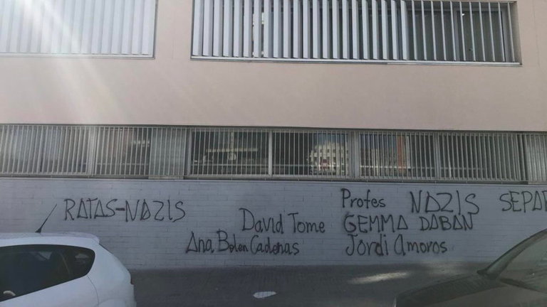 Pintadas en la fachada del instituto El Palau de Sant Andreu de la Barca contra los profesores denunciados. TWITTER