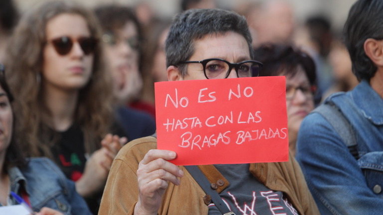 Una de las participantes en la concentración de protesta contra la sentencia de La Manada en Pontevedra. DAVID FREIRE