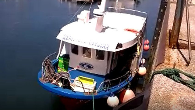 Embarcación que rescató a los marineros naufragados en O Vicedo.AMA