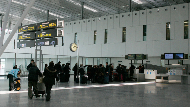Pasaxeiros no aeroporto Rosalía de Castro. PEPE FERRÍN (AGN)