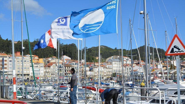 Bandera azul en un puerto. AEP