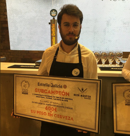 Gustavo Rey, subcampeón de España de tiraxe de cerveza. ESTRELLA GALICIA