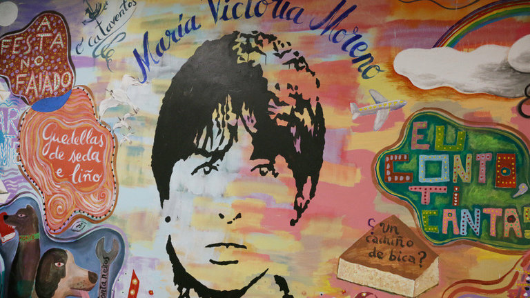 Mural realizado por un grupo de alumnos de 4º da ESO do IES Torrente Ballester na biblioteca do centro, que leva o nome de María Victoria Moreno. GONZALO GARCÍA