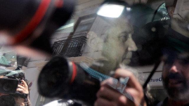 Agentes de la Uco trasladan al expresidente de la Generalitat, Eduardo Zaplana, detenido este martes en Valencia. JUAN CARLOS CÁRDENAS (EFE)