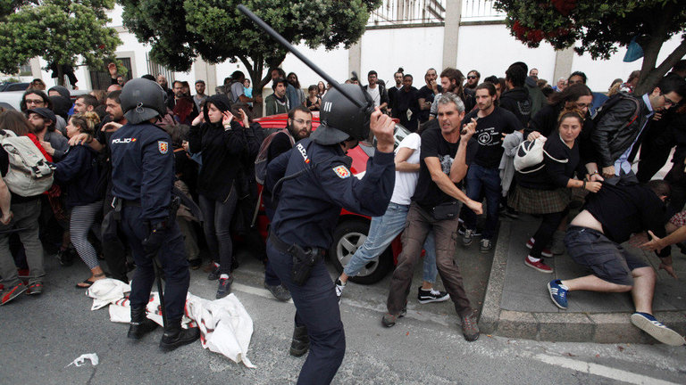 A Policía Local disolve a concentración convocada ás portas da antiga Comandancia de Obras da Coruña. CABALAR (EFE)