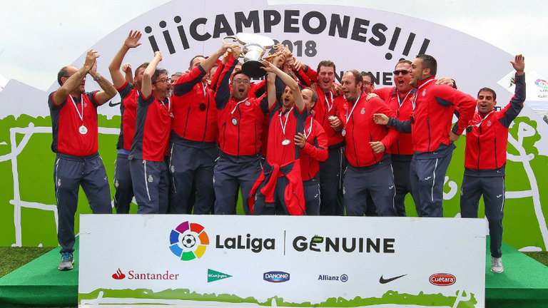 La plantilla del Espanyol celebra el triunfo. LALIGA