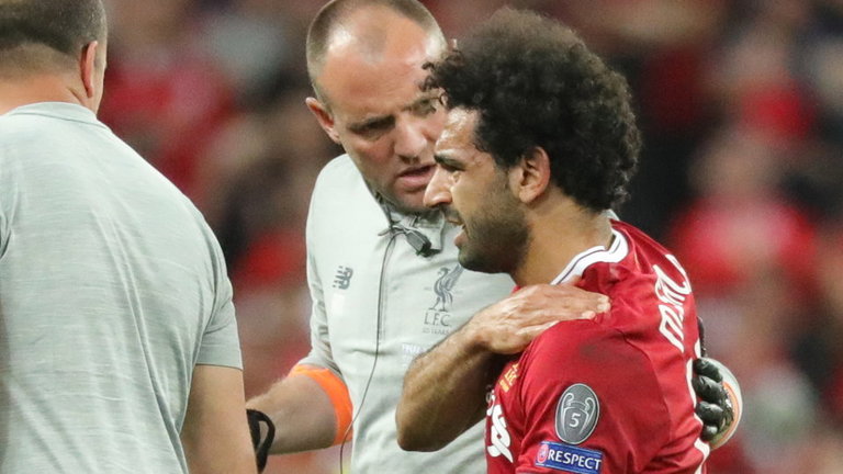 Salah es atendido por los asistentes del Liverpool durante la final de la Champions. ARMANDO BABANI (Efe)