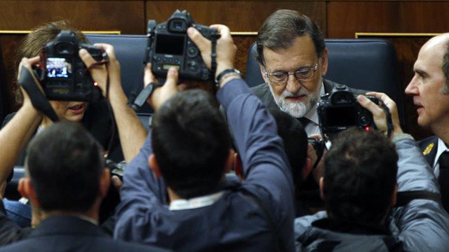 El presidente del Gobierno Mariano Rajoy, a su llegada al hemiciclo este jueves cuando se debate la moción de censura. JAVIER LIZÓN (EFE)