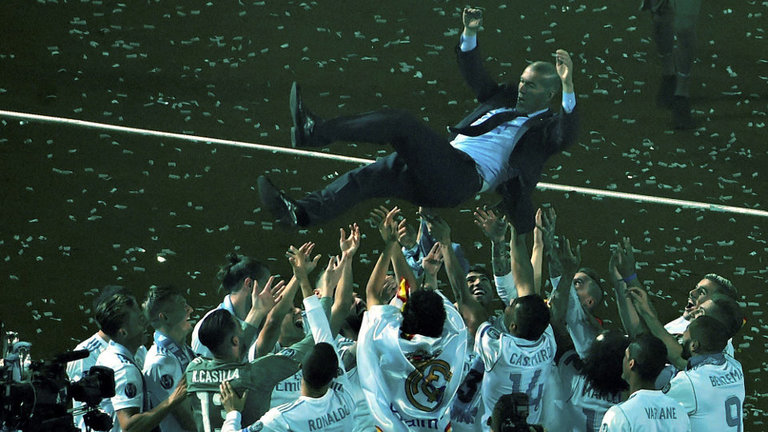 Los jugadores del Real Madrid mantean a Zidane tras ganar la final de la Champions.FERNANDO VILLAR (Efe)