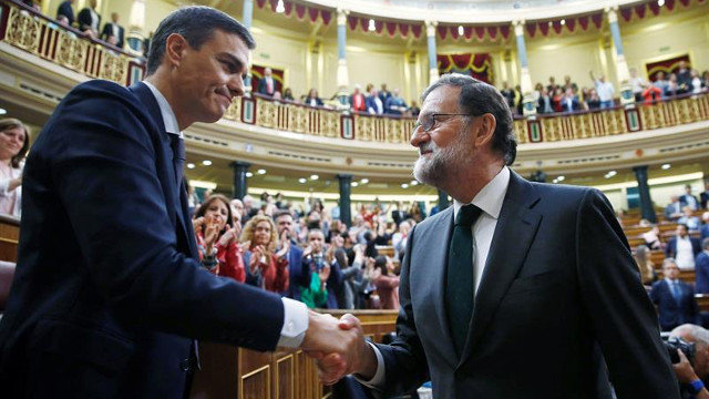 Pedro Sánchez y Mariano Rajoy. DIEGO CRESPO (EFE)