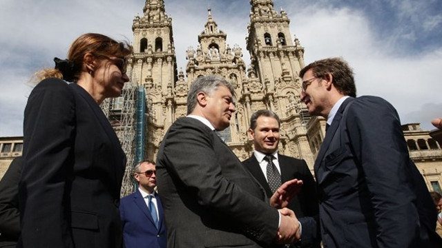 Feijóo saluda al presidente de Ucrania, este sábado en Santiago. EP