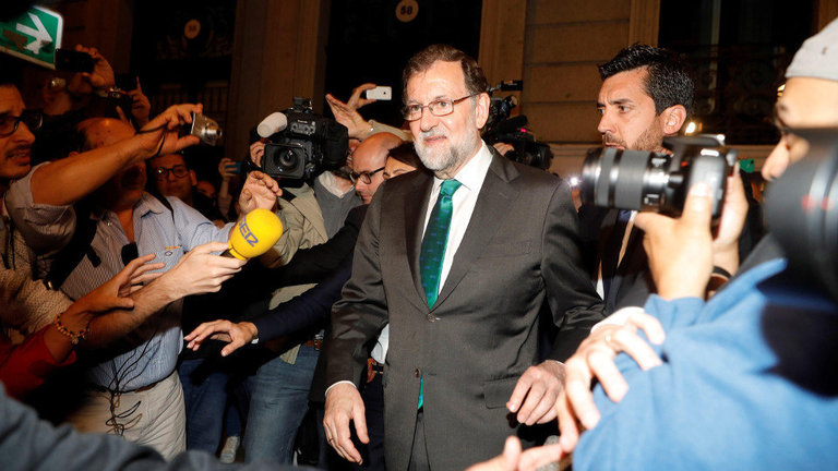 El presidente del Gobierno, Mariano Rajoy, a su salida de un restaurante el pasado jueves. JUANJO MARTÍN (EFE)