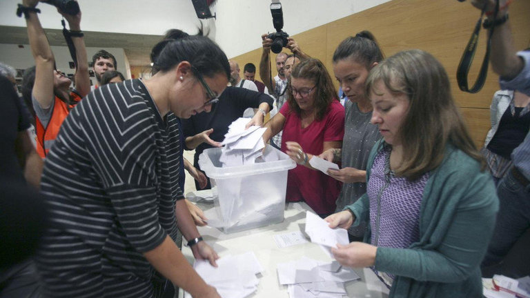 Recuerto de votos en un instituto de Tarragona el 1-O. EFE
