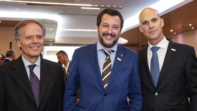 El nuevo ministro del Interior de Italia, Matteo Salvini, en el centro. EFE