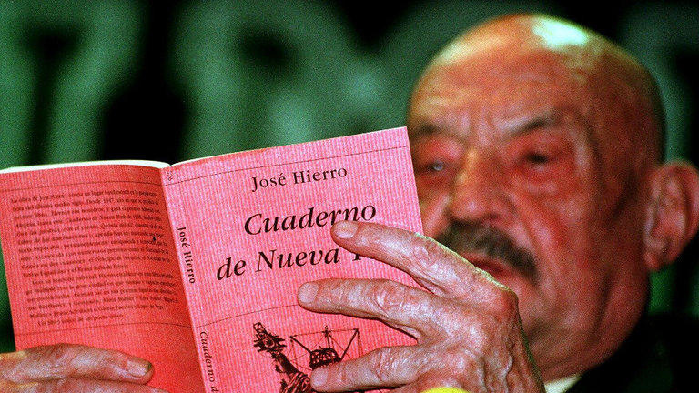 José Hierro en 1999 con la primera edición de 'Cuaderno de Nueva Tork'. EFE