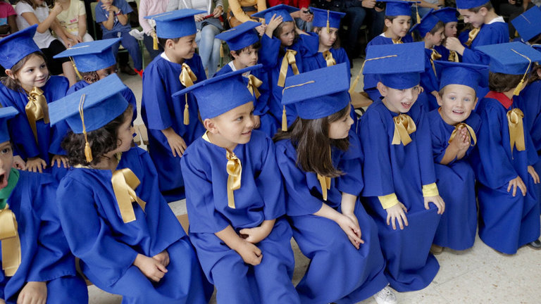Nenos na festa de graduación de Educación Infantil. GONZALO GARCÍA