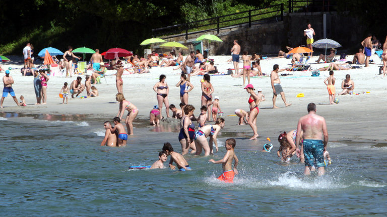 La playa de Aguete, en Marín, recibió a los primeros visitantes del verano. DAVID FREIRE
