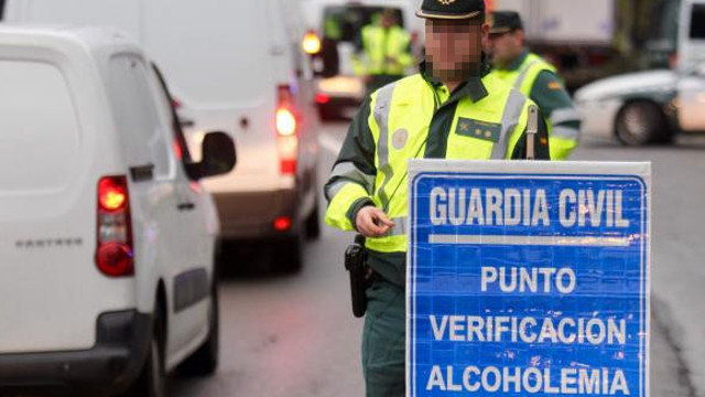Un control de alcoholemia de la Guardia Civil de Tráfico. ARCHIVO