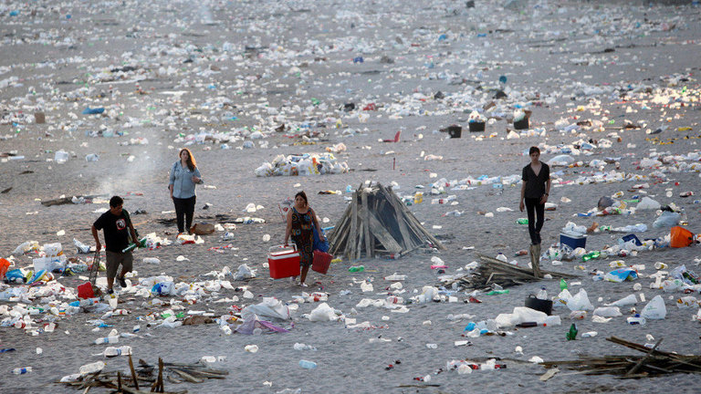 La playa de Orzán amaneció repleta de basura. CABALAR (EFE)