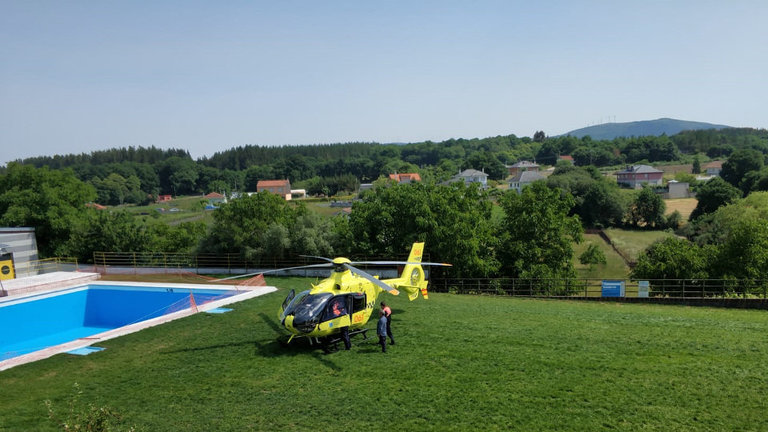 Helicóptero preparado para la evacuación en Antas. EP