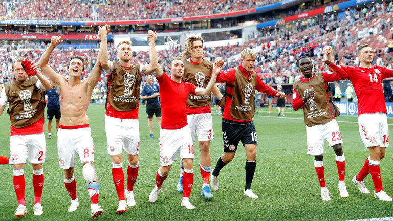 Los jugadores daneses celebran el 0-0 tras finalizar el partido Dinamarca-Francia. LAVANDEIRA JR (EFE)