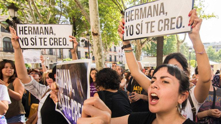 Concentración en Sevilla en protesta por el fallo de la Audiencia de Navarra sobre el caso de La Manada. RAÚL CASTRO (EFE) 