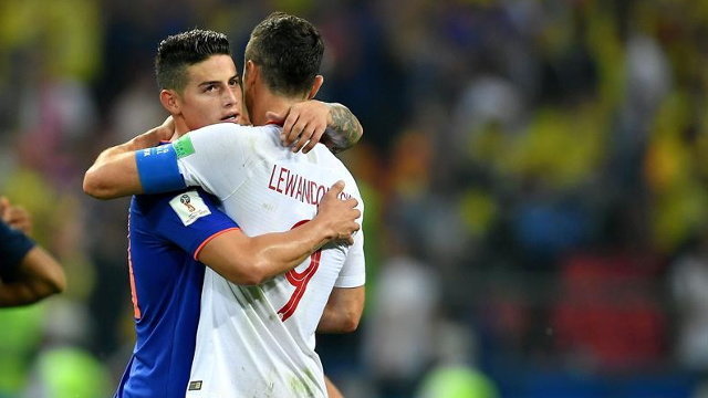 El colombiano James Rodríguez despide del Mundial a su compañero en el Bayern, el polaco Lewandowski. EFE