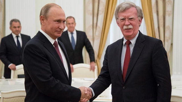 El presidente ruso, Vladimir Putin (i), estrecha la mano del asesor de Seguridad Nacional de EEUU, John Bolton. EFE
