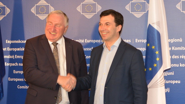 El presidente del Comité de las Regiones, Lambertz, con Caballero. EP