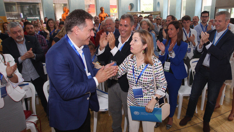 Ana Pastor saluda a Jacobo Moreira durante el congreso local del PP en Pontevedra. RAFA FARIÑA