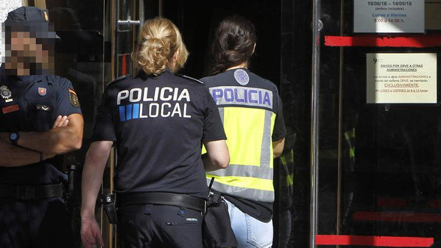 Agentes policiales a su llegada al Ayuntamiento madrileño de Torrelodones, en el marco de la operación Enredadera. PAOLA AGUILAR (EFE)