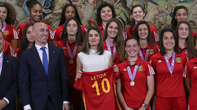 La reina Letizia, con Luis Rubiales y las jugadoras de la selección española de fútbol sub-17. BALLESTEROS (EFE)