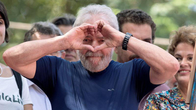 Lula da Silva, a su ingreso en prisión. SEBASTIãO MOREIRA