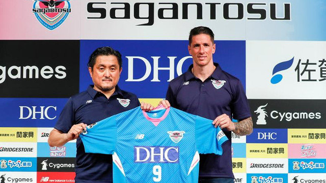 Fernando Torres posa con su nueva camiseta y con el presidente del equipo Sagan Tosu, Minoru Takehara, durante su presentación en Tokio. KIMIMASA MAYAMA (EFE)